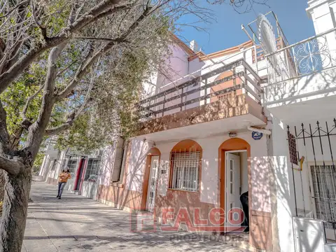 Casa en Liniers - 5 ambientes - Cochera - Ingreso por 2 calles