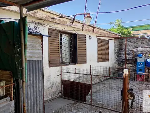 Casa en venta - 2 Dormitorios 1 Baño - Cochera - 220Mts2 - Don Orione