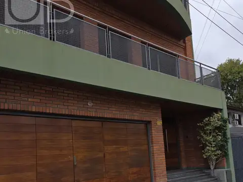 Casa - lote Propio- Cinco Dormitorios- Cocheras -Jardin- Pileta- Quincho- Parrilla- Vicente Lopez-