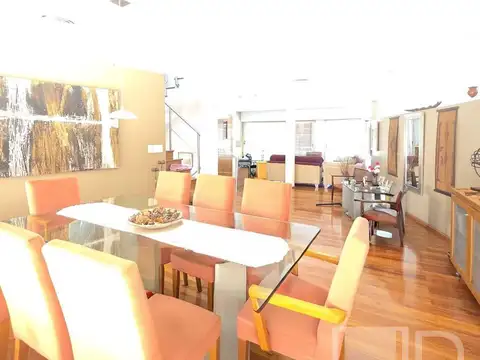 Casa en Venta con 6 cocheras