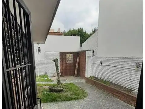 Casa 6 ambientes con 2 baños