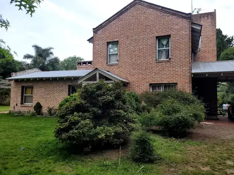 Casa tres dormitorios con parque y pileta - la plata  Villa Elisa