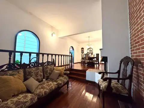 Casa 8 ambientes con 2 baños