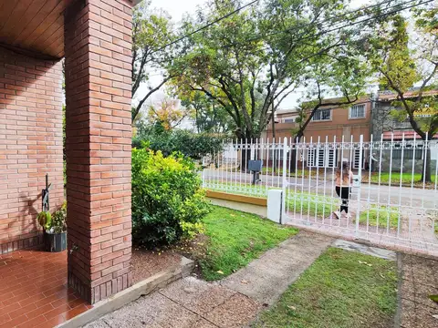 Casa 8 ambientes con 3 baños
