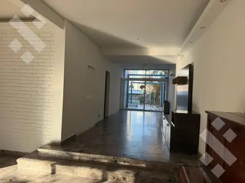 Casa 6 ambientes con 2 baños