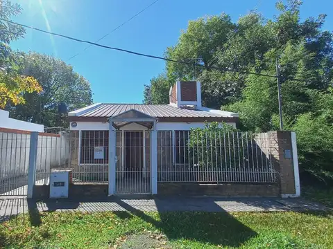 VENTA CASA de 2 dormitorios, calle 158 entre 65 y 66, Los Hornos.