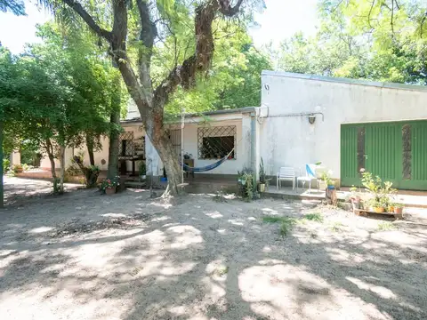 VENTA CASA CON AMPLIO TERRENO, PILETA Y GALPÓN