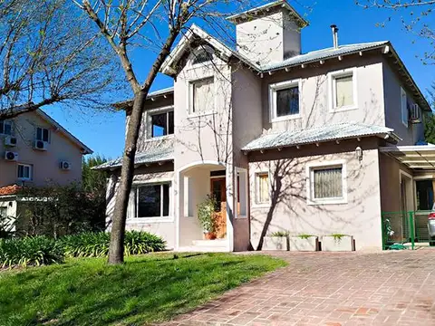 Casa en Venta con 3 cocheras