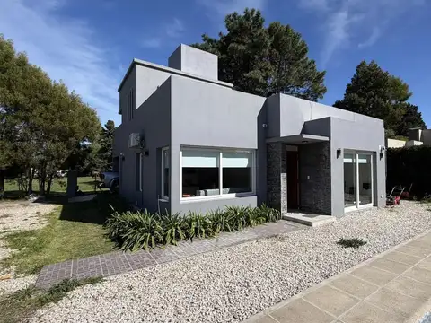 Casa en Venta - 2 Dormitorios 2 Baños - 380mts - Miramar