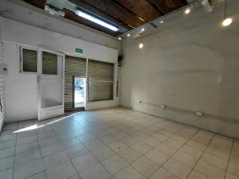 LOCAL COMERCIAL APTO VARIOS RUBROS. EXCELENTE UBICACION.
