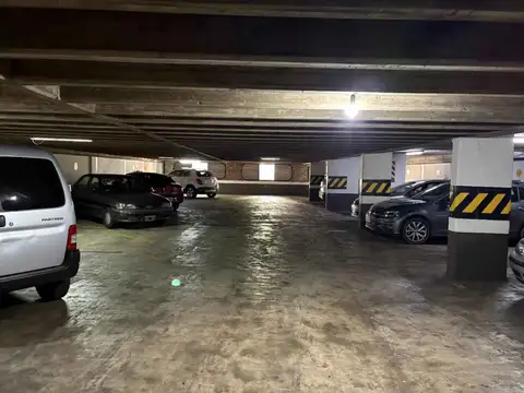 Venta Excelente Cochera 2do piso sobre Av Santa Fe