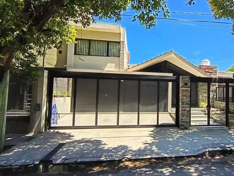 CASAEN VENTA BARRIO MAIPU 4 DORMITORIOS CON PILETA