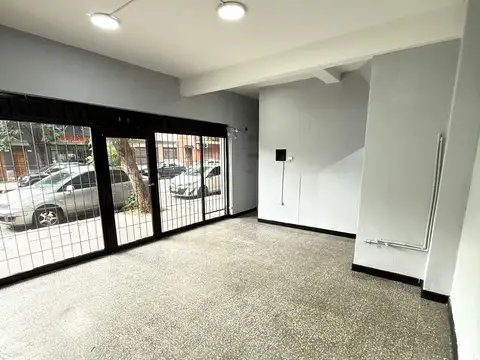 LOCAL S/EXPENSAS,30 MTS TOT,C/VIDRIERA,MIXTURA 4, EXC. UBICACIÓN A PASOS DE AV. SAN MARTÍN