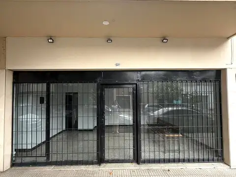 LOCAL S/EXPENSAS,30 MTS TOT,C/VIDRIERA,MIXTURA 4, EXC. UBICACIÓN A PASOS DE AV. SAN MARTÍN
