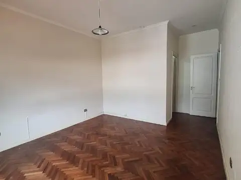 Deanfunes 200, Piso 1°
