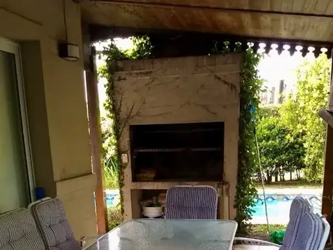Casa en Alquiler con 3 cocheras