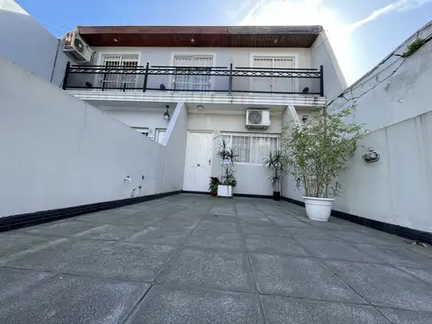 CASEROS CENTRO. Duplex 3 Amb, con Cochera y Fondo Libre