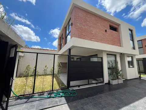 Casa en Venta con 1 cochera