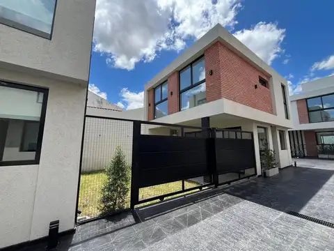 Casa en Venta en Castelar, USD 170.000