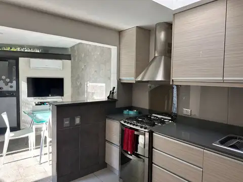 EN VENTA CASA 5 AMBIENTES EN FLORIDA VTE. LOPEZ