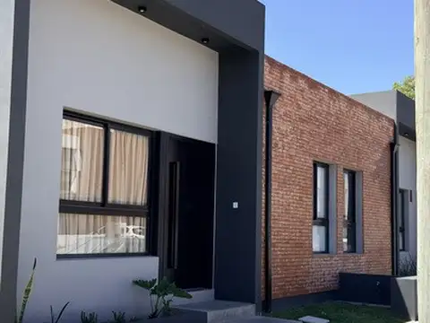 Casa en Venta con 2 cocheras