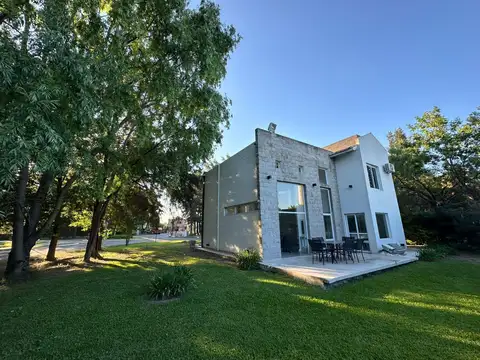 Casa 5 ambientes con 3 baños