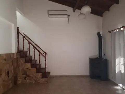 Casa 6 ambientes con 2 baños