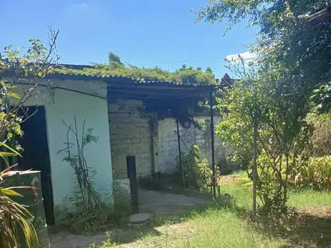 Casa sobre lote propio con jardín, terraza y potencial de ampliación en Laferrere