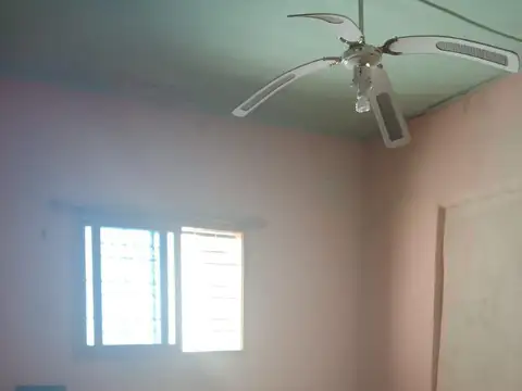Casa sobre lote propio con jardín, terraza y potencial de ampliación en Laferrere