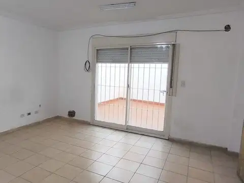 ALQUILER MONOAMBIENTE Amplio con Patio en Pompeya