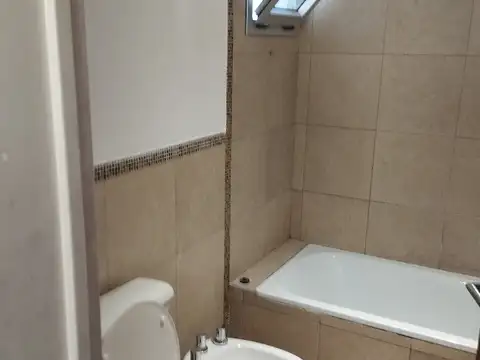 Muy buen semipiso con patio y parrilla.