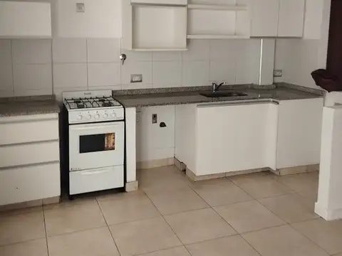 Muy buen semipiso con patio y parrilla.