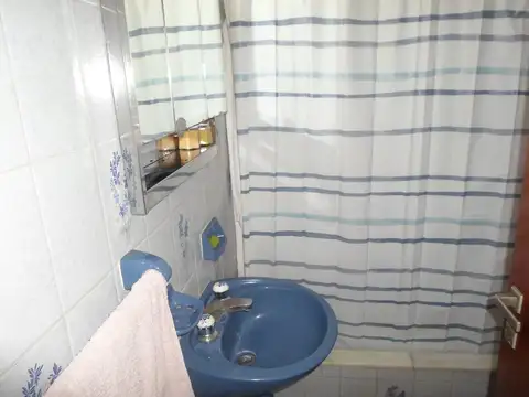 casa alquilada (consulte) - tiene galpon en el fondo de 80mts aprox -