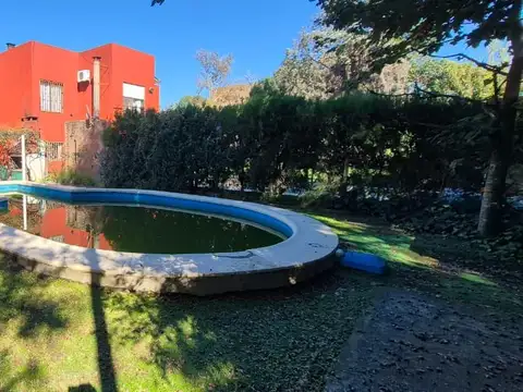 VENTA  - Casa de un dormitorio con jardin y pileta - Funes.