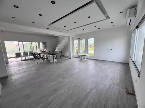 Casa 6 ambientes con 4 baños