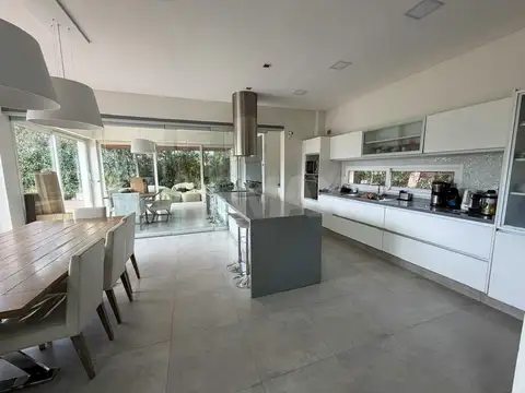Casa 3 ambientes con 2 baños