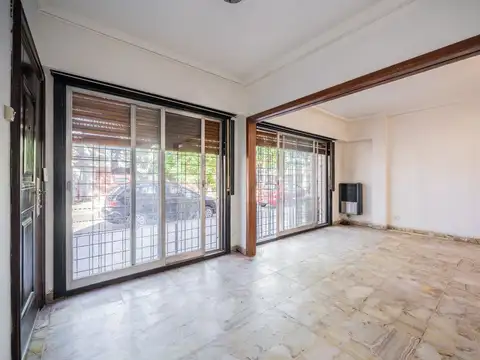 Casa 5 ambientes con 1 baño