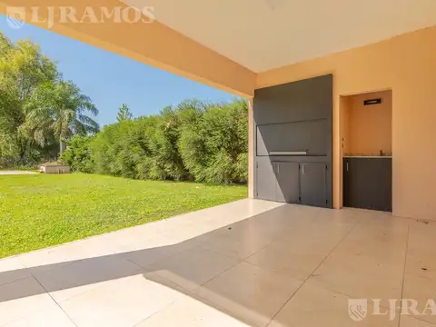 Casa en Alquiler con 4 cocheras