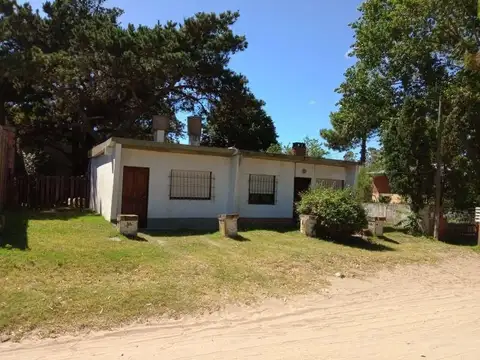 VENTA Casa de 70m2 c/ loza y 450m2 lote Oportunidad 