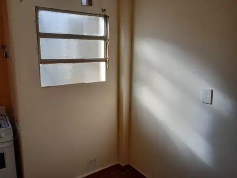 Muy buen 2 ambientes con espacio guardacoches. De Genaro Propiedades