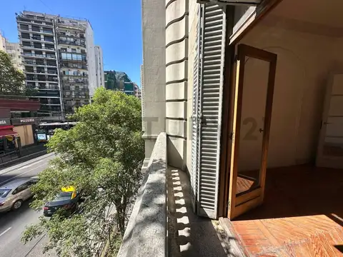 Departamento 4 ambientes en Venta apto profesional y comercial. Apto Credito. Expensas Bajas.