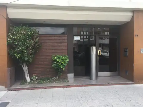 Amplio semipiso totalmente externo. Excelente ubicación   Muy luminoso 