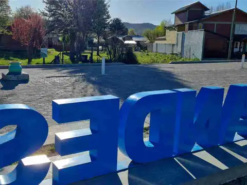 CABAÑA sobre lote de 950 m2, frente a Costanera Río Chimehuín – Junín de los Andes