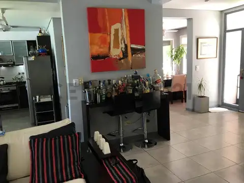 Casa en Alquiler con 1 cochera