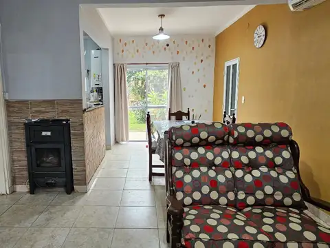 Casa 6 ambientes con 2 baños