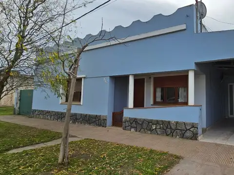 VENTA | Casa de 3 dormitorios, jardín y quincho en Bajo Hondo, Rivadavia al