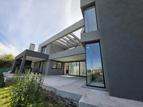 Casa 6 ambientes con 5 baños