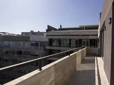 Amplio y moderno monoambiente al frente