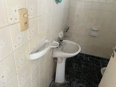 Casa a refaccionar, lote esquina, gas nat.y electr