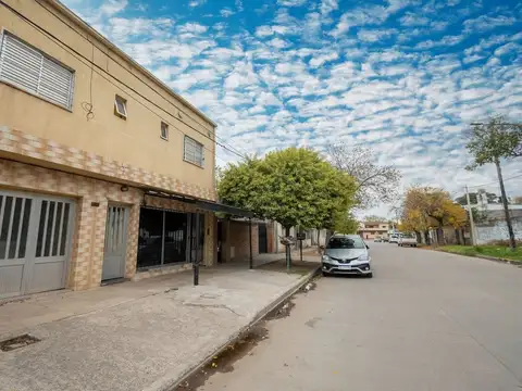 Venta casa + depto y local a mts de Av Blas Parera